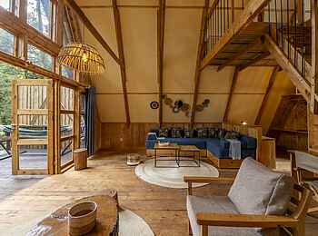 Munazi Lodge: Wohnbereich mit Treppe zum Schlafbereich