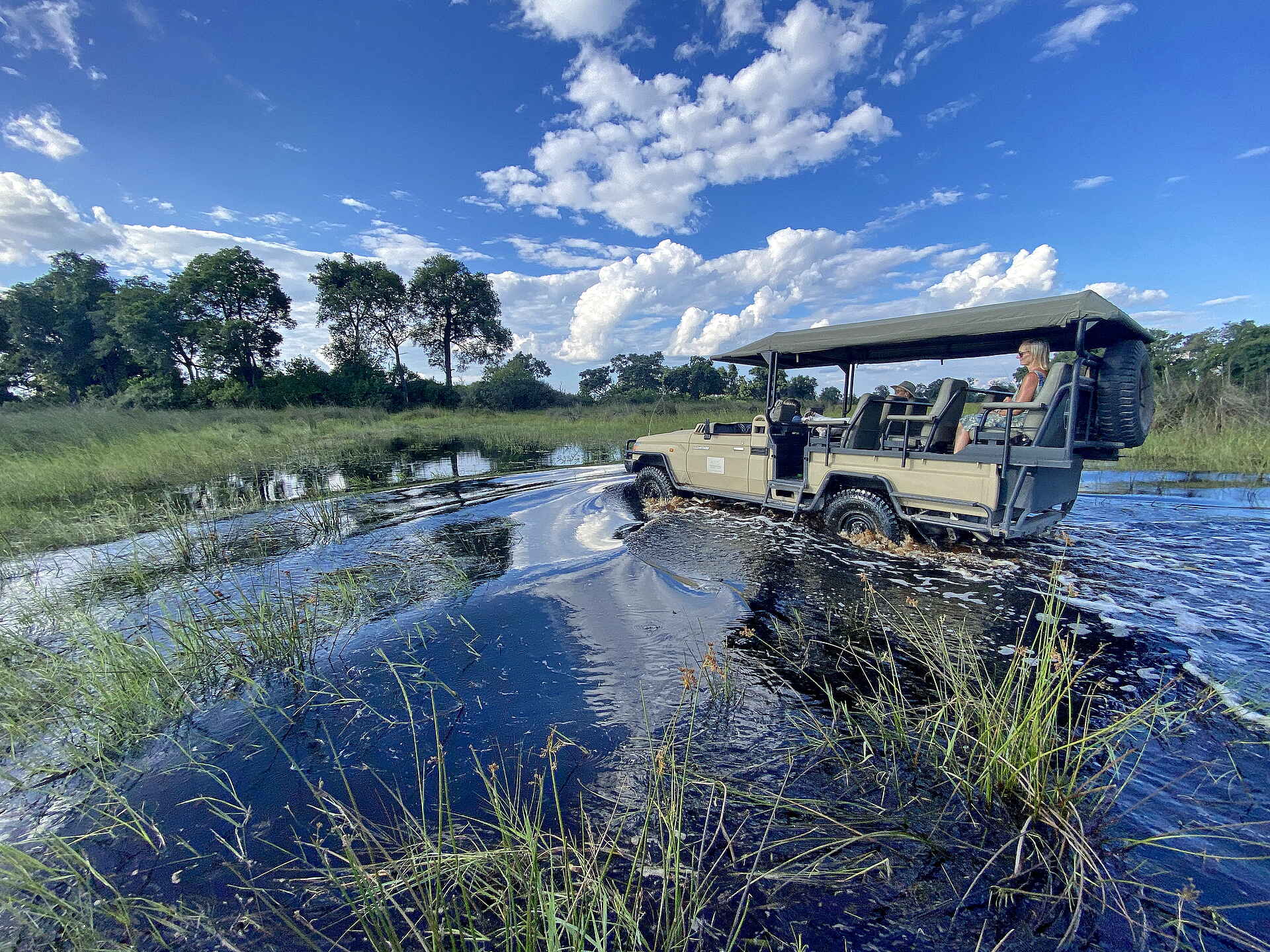 North Island Okavango Safari Camp: Pirschfahrt durchs Wasser