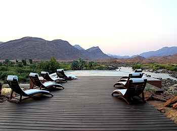 Okahirongo River Camp: Sonnendeck am Abend Okahirongo River Camp: Sonnendeck am Abend