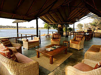 Old Mondoro Camp: Lounge mit Flussblick