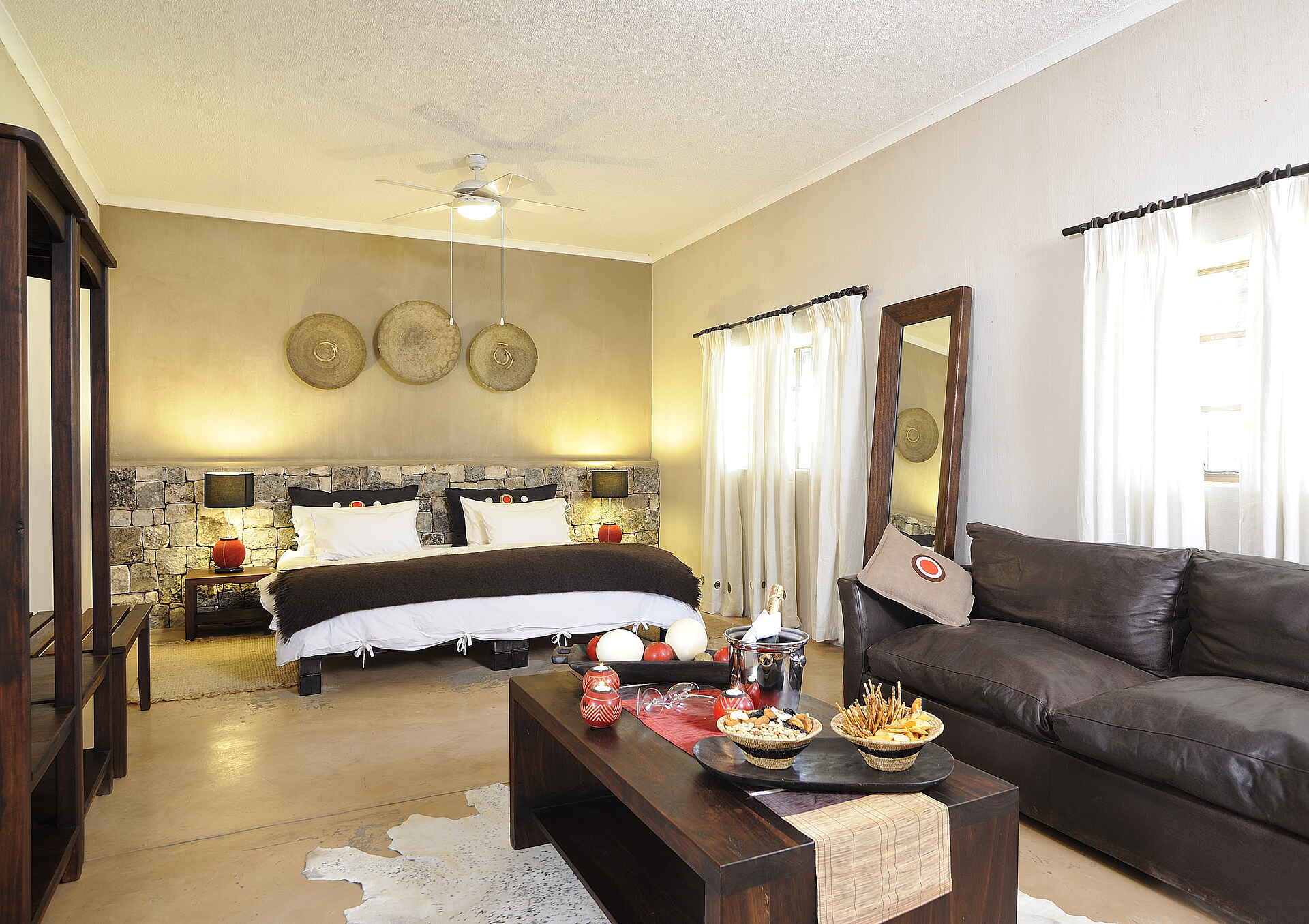 Onguma Bush Camp: Settler's Room - Bett und Sofa Etosha Nationalpark, Namutoni Gate, Omuramba Owambo, Onguma Bush Camp, Onguma Reserve, Doppelbett, Sessel, Settler's Room, Vorhänge, Afrikarma, Afrikarma Safaris, afrikarma Safaris - Wildnis Hautnah, Afrikarma.de