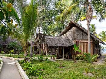 Pole Pole Bungalows: Zugang zu den Strand Bungalows