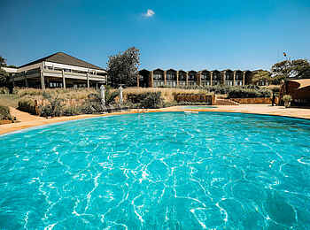 Salt of Akagera Lodge: Blick auf das Hotel vom Pool aus