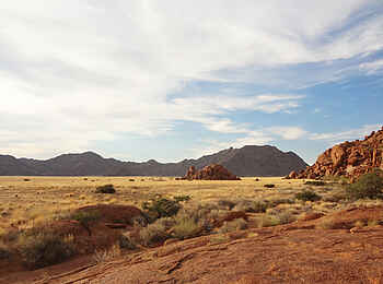 Sossusvlei Lodge: Weitläufige Savanne