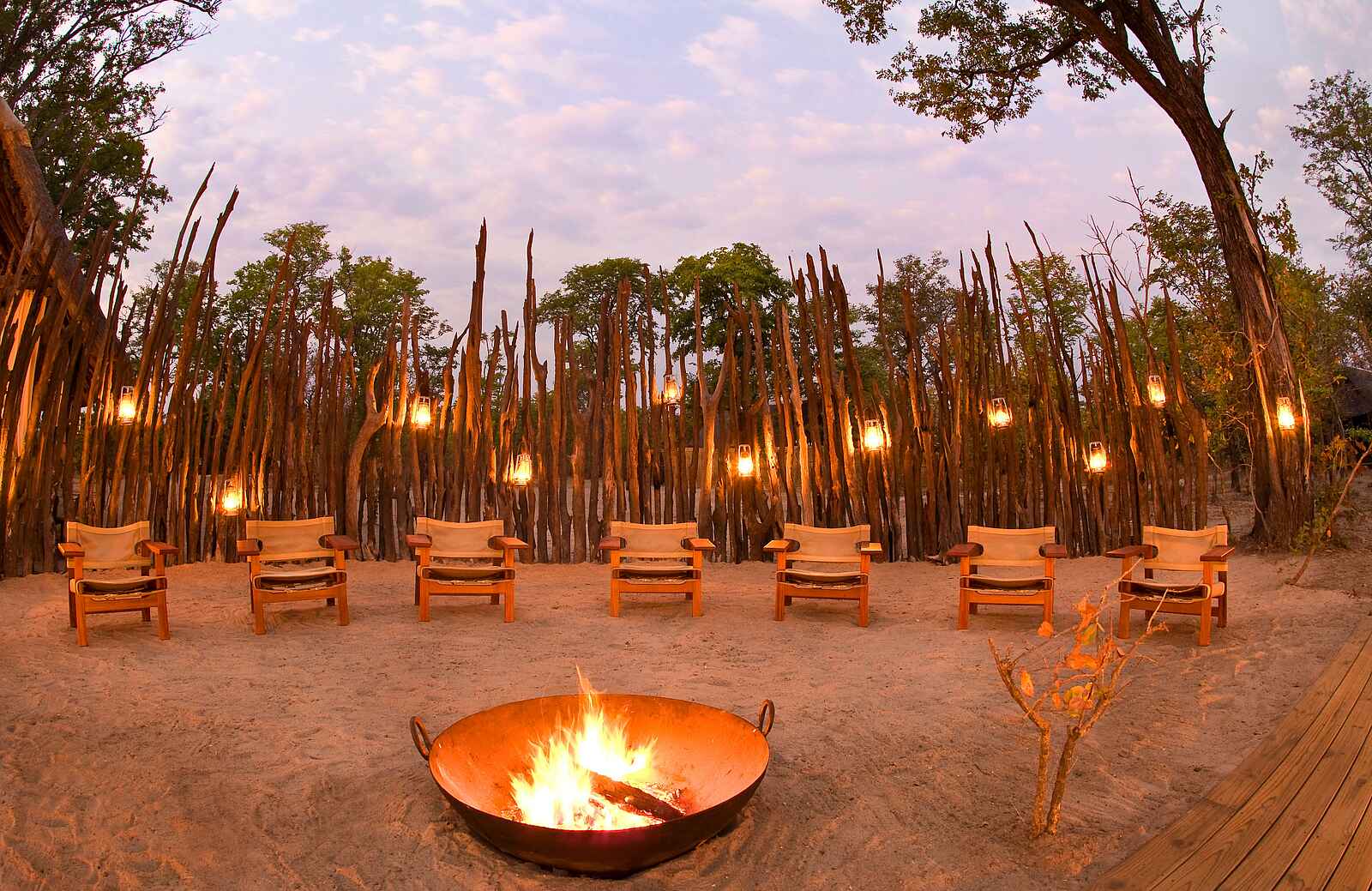 Zungulila Bushcamp: Feuer in der Boma Zungulila Bushcamp: Feuer in der Boma