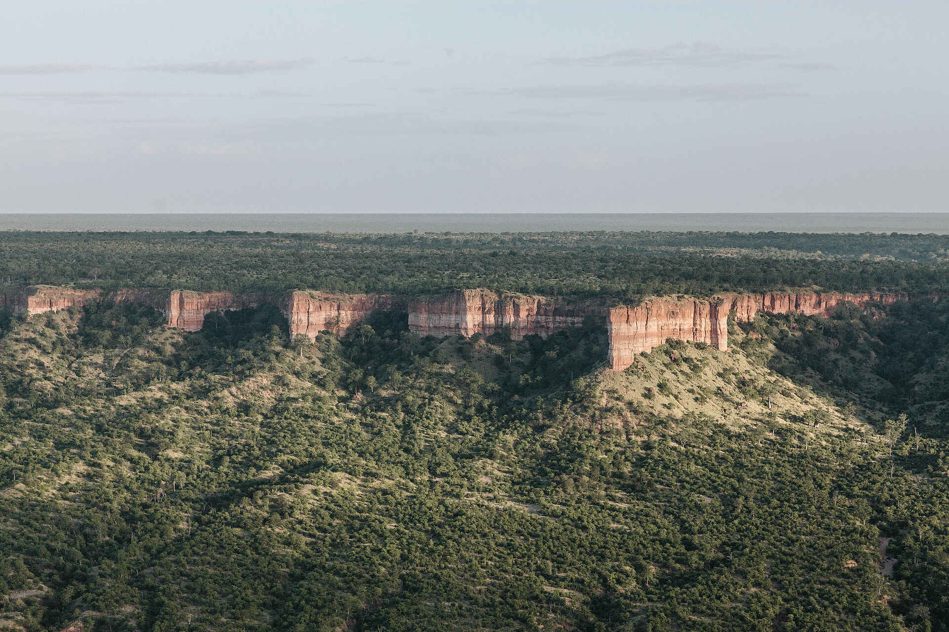 Chilo Ivory Trail Adventure: Westliche Chilojo Cliffs Chilo Gorge Safari Lodge, Chilo Ivory Trail Adventure, Chilojo Cliffs, Gonarezhou, Landschaft, Runde River, Save River, Geländestufe, Sandstein, afrikarma, Afrikarma Safaris, Afrikarma Safaris - Wildnis. Hautnah., afrikarma.de