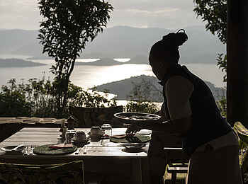 Volcanoes Virunga Lodge: Service auf der Terrasse Volcanoes Virunga Lodge: Service auf der Terrasse