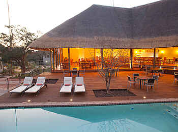Chobe Bush Lodge: Beleuchtete Main Lounge Chobe Bush Lodge: Beleuchtete Main Lounge