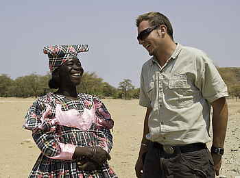 Hoanib Skeleton Coast Camp: Im Gespräch mit einer Einheimischen Hoanib Skeleton Coast Camp: Im Gespräch mit einer Einheimischen