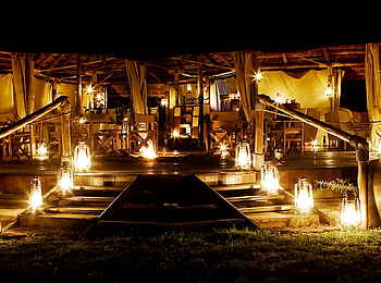 Karen Blixen Camp: Lounge mit Abendbeleuchtung Karen Blixen Camp: Lounge mit Abendbeleuchtung