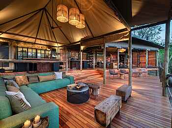 Khwai Lediba: Terrasse und Lounge Khwai Lediba: Terrasse und Lounge