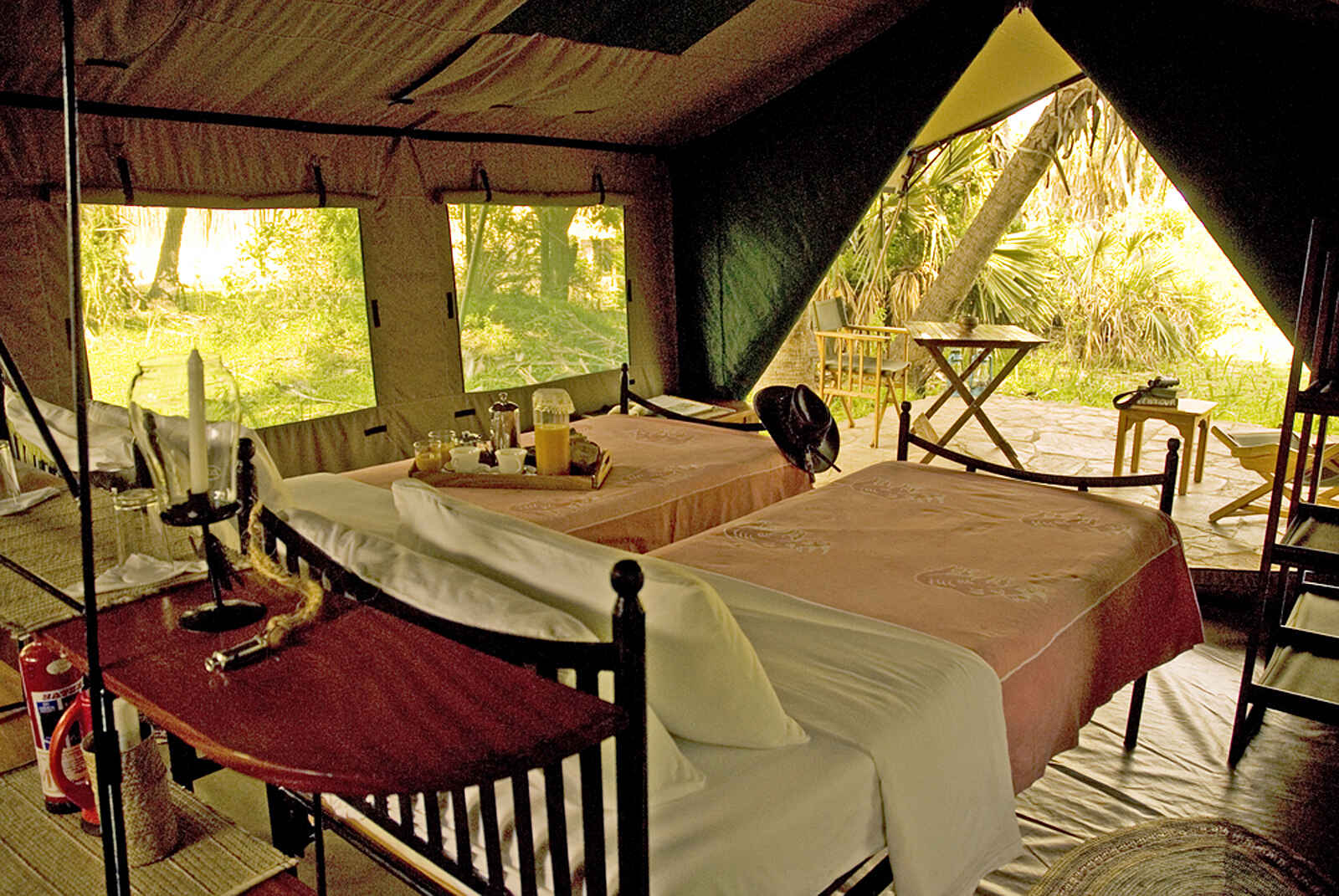 Lake Manze Camp: Zeltinneres Lake Manze Camp: Zeltinneres