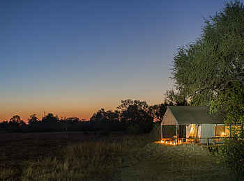 Little Machaba Camp: Eines der vier Luxuszelte in der Abenddämmerung