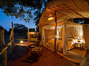 Mkulumadzi Lodge: Schlafzimmer am Abend