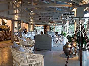 Mushara Outpost: Teleskop auf der Veranda