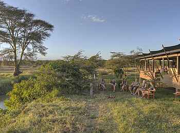 Ol Pejeta Bush Camp: Halbkreis um das Lagerfeuer Ol Pejeta Bush Camp: Halbkreis um das Lagerfeuer