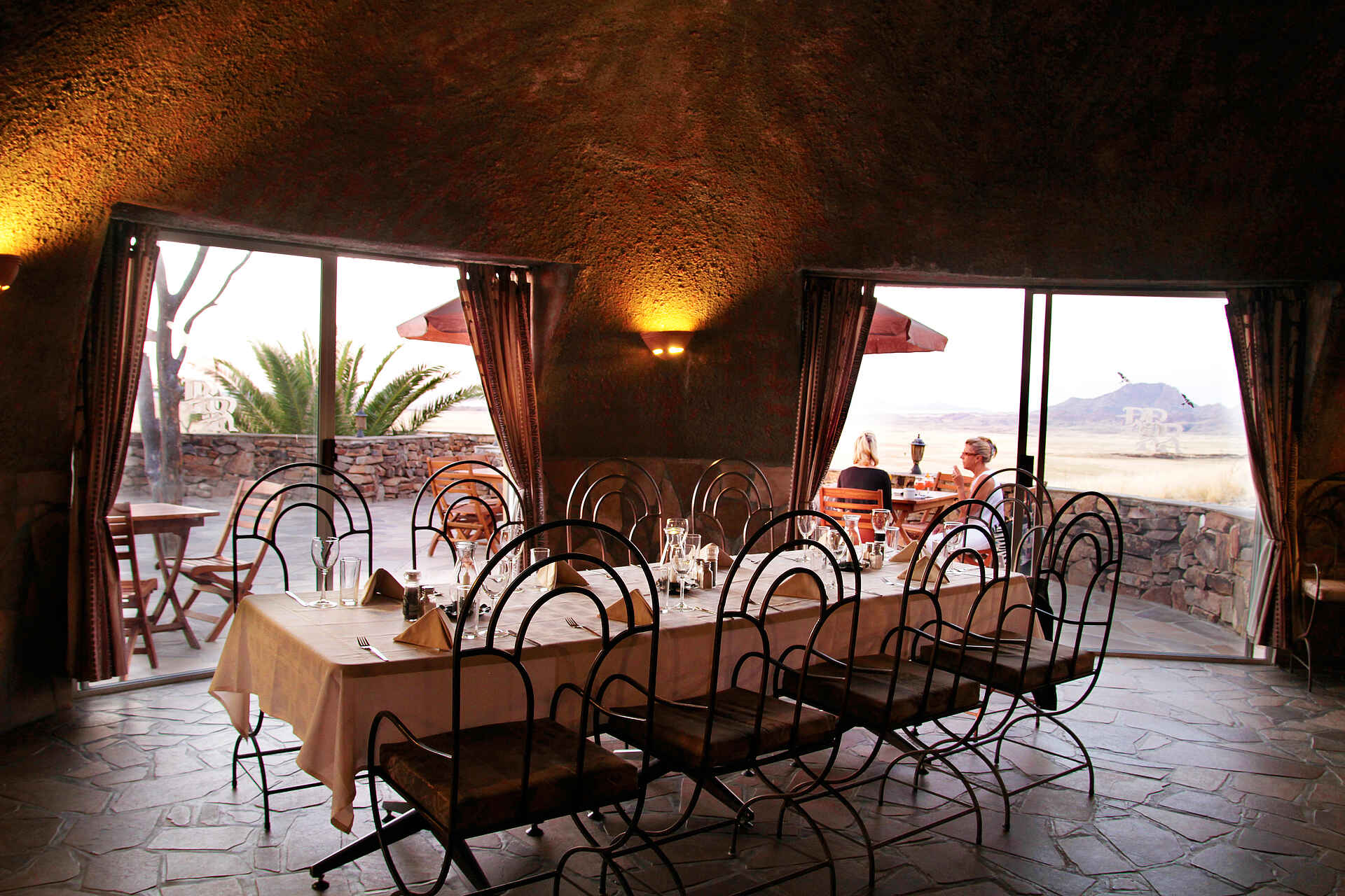 Namib-Naukluft-Nationalpark, Rostock Ritz Desert Lodge, Sesriem, Sossusvlei, Abendessen, Speisesaal, Afrikarma, Afrikarma Safaris, Afrikarma Safaris - Wildnis. Hautnah., Afrikarma.de