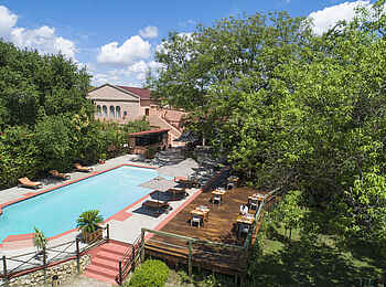 Sedia Riverside Hotel: Poolbereich und Terrasse