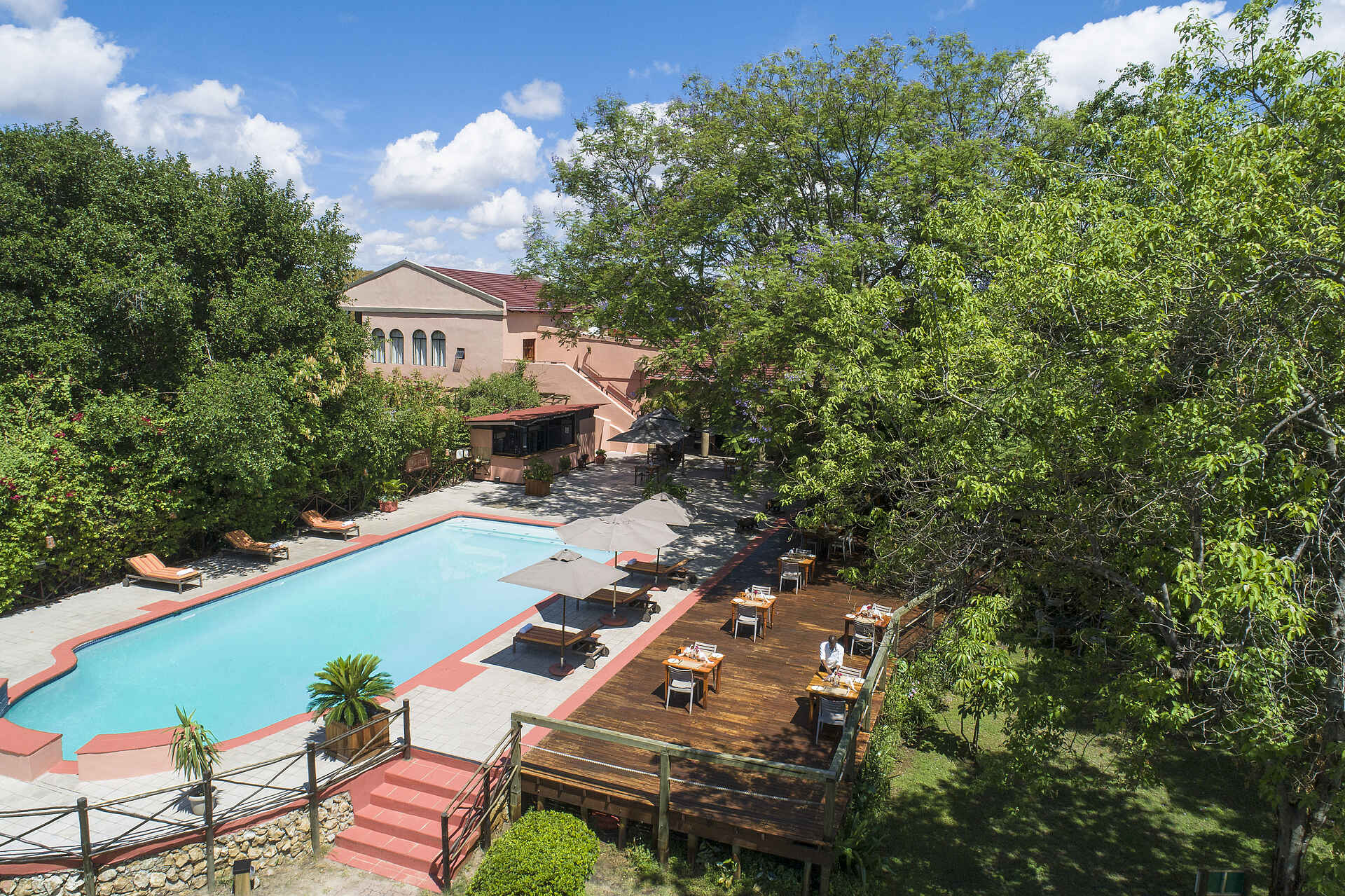 Sedia Riverside Hotel: Poolbereich und Terrasse Sedia Riverside Hotel: Poolbereich und Terrasse