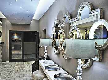 Swakopmund Sands Hotel: Spiegeltisch an der Rezeption Swakopmund Sands Hotel: Spiegeltisch an der Rezeption