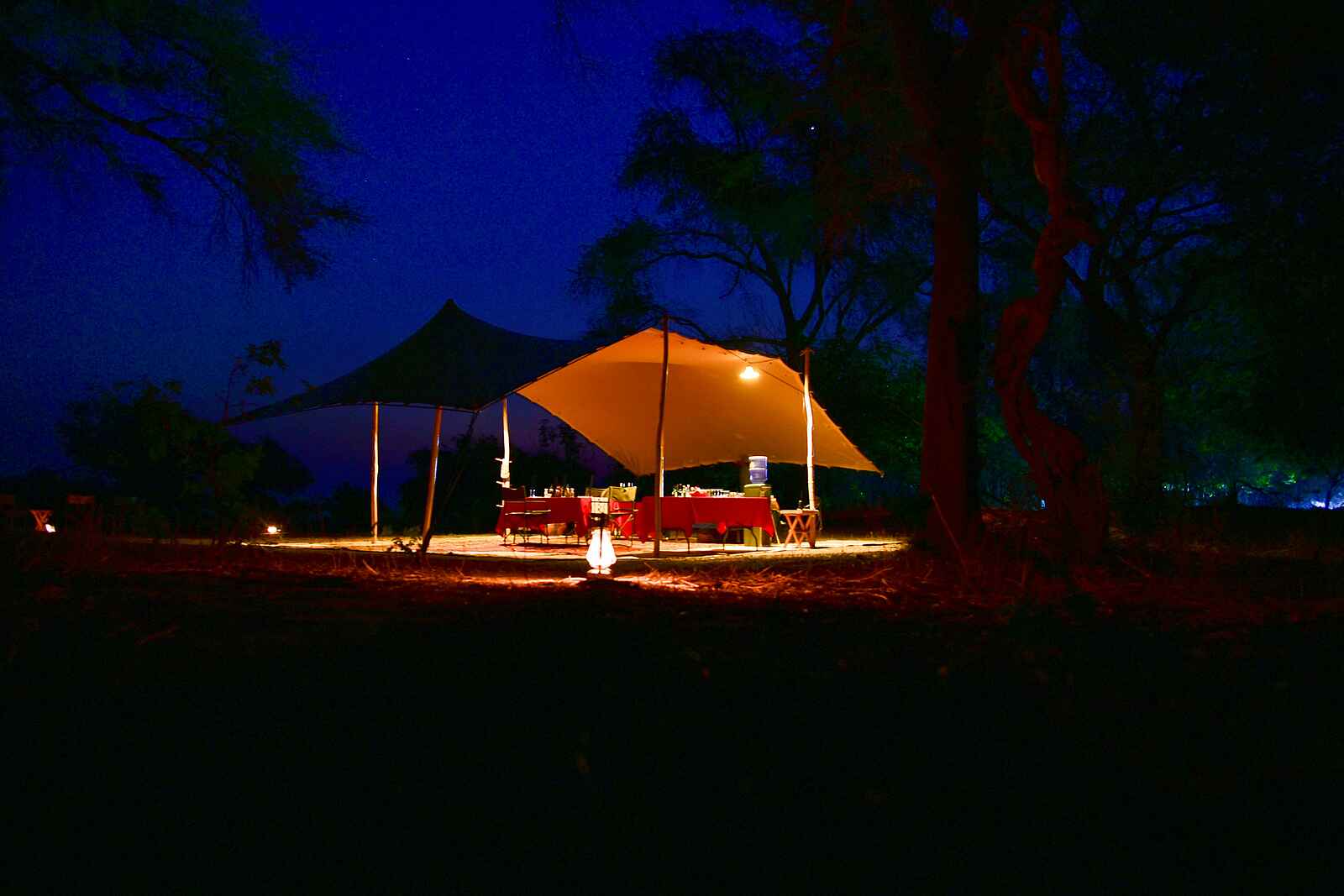 Chula Island Flycamp: Hauptzelt bei Nacht Chula Island Flycamp: Hauptzelt bei Nacht