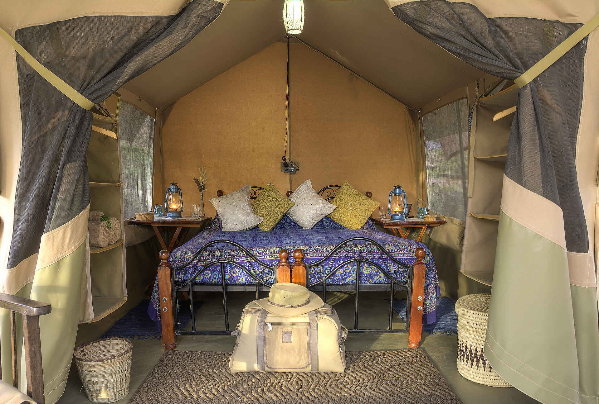 Koros Camp: Blick in ein Gästezelt Angie Taylor, Koros Camp, Lake Turkana, Northern Kenya, Vanessa Knight, Doppelbett, Gästezelt, Kissen, Afrikarma, Afrikarma Safaris, Afrikarma Safaris. Wildnis. Hautnah., Afrikarma.de