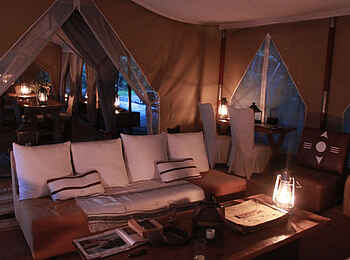 Naibor Camp: Loungebereich im Hauptzelt Naibor Camp: Loungebereich im Hauptzelt