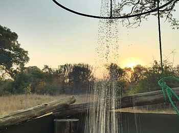 Ntemwa Busanga Bushcamp: Duschen beim Sonnenuntergang