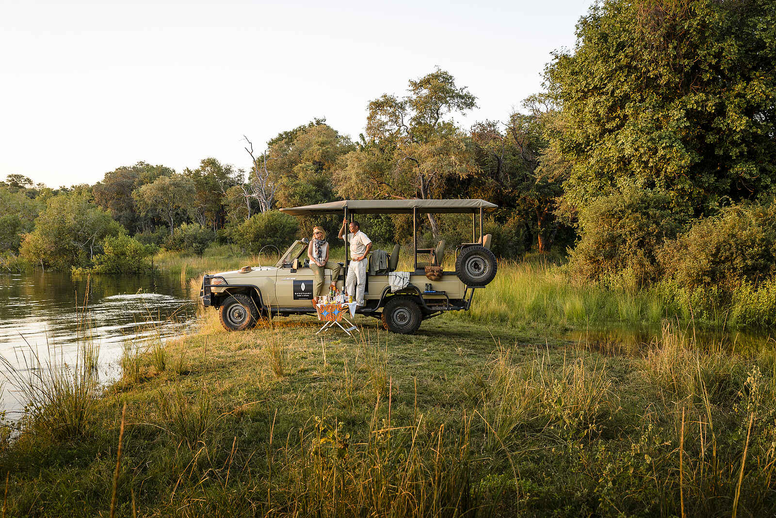 Sanctuary Sussi & Chuma: Pirschfahrt mit Sundowner Drinks Sanctuary Sussi & Chuma: Pirschfahrt mit Sundowner Drinks