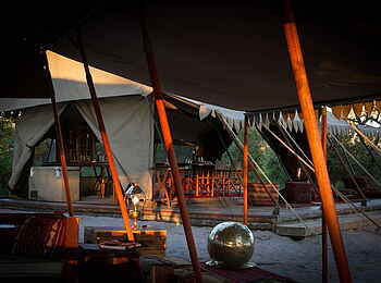 Selinda Explorers Camp: Blick zum Speisezelt Selinda Explorers Camp: Blick zum Speisezelt