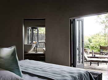 Simbavati River Lodge: Blick vom Bett ins Freie