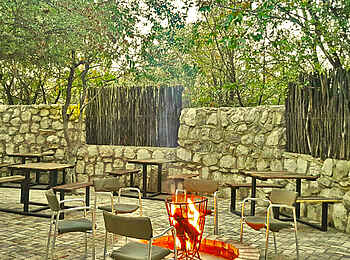 Taleni Etosha Village: Bereich um die Bar mit Sitzmöglichkeiten Taleni Etosha Village: Bereich um die Bar mit Sitzmöglichkeiten