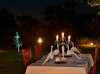 Wildtrack Safaris Eco Lodge: Esstische mit Leuchter Wildtrack Safaris Eco Lodge: Esstische mit Leuchter