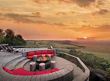 Angama Mara: Atemberaubende Sonnenuntergänge in der Lounge mit Lagerfeuer Angama Mara: Atemberaubende Sonnenuntergänge in der Lounge mit Lagerfeuer