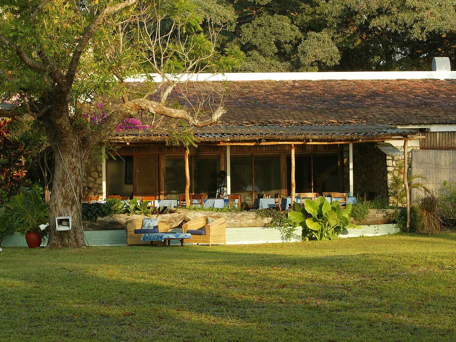 Chintheche Inn: Blick vom Garten auf die Veranda Chintheche Inn: Blick vom Garten auf die Veranda