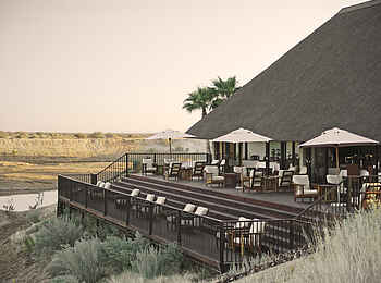 Erindi Old Traders Lodge: Deck über der Wasserstelle