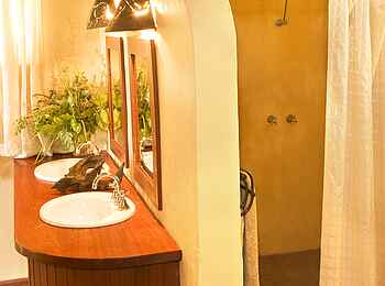 Kafunta River Lodge: Dusche und Waschbecken