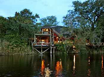 Lianshulu Lodge: Ansicht vom Fluss her Lianshulu Lodge: Ansicht vom Fluss her