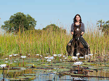 Macatoo Camp: Reiterin im Wasser