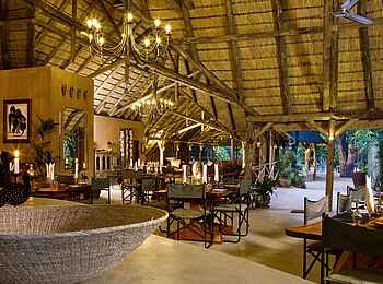 Okonjima Plains Camp: Main Area am Abend Okonjima Plains Camp: Main Area am Abend