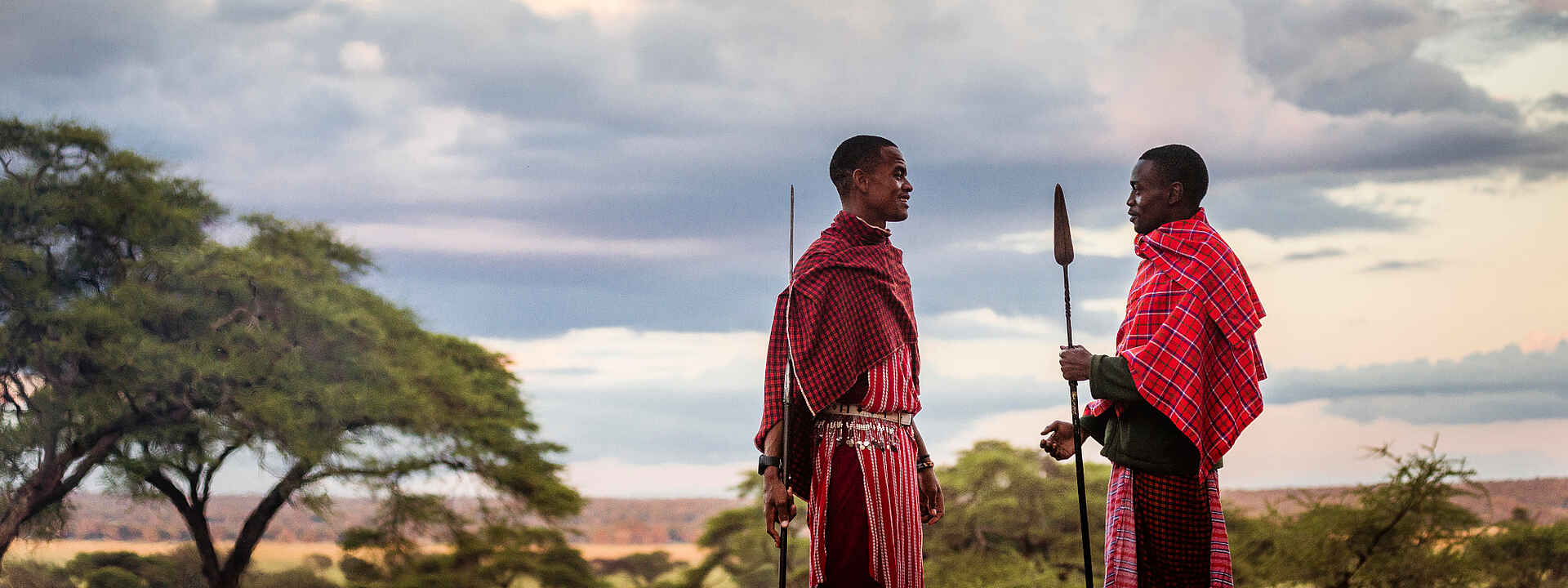 Massai vor dem Sanctuary Swala