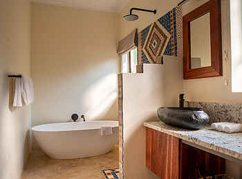 Shongwe Oasis Lodge: Deluxe Triple Room Bad