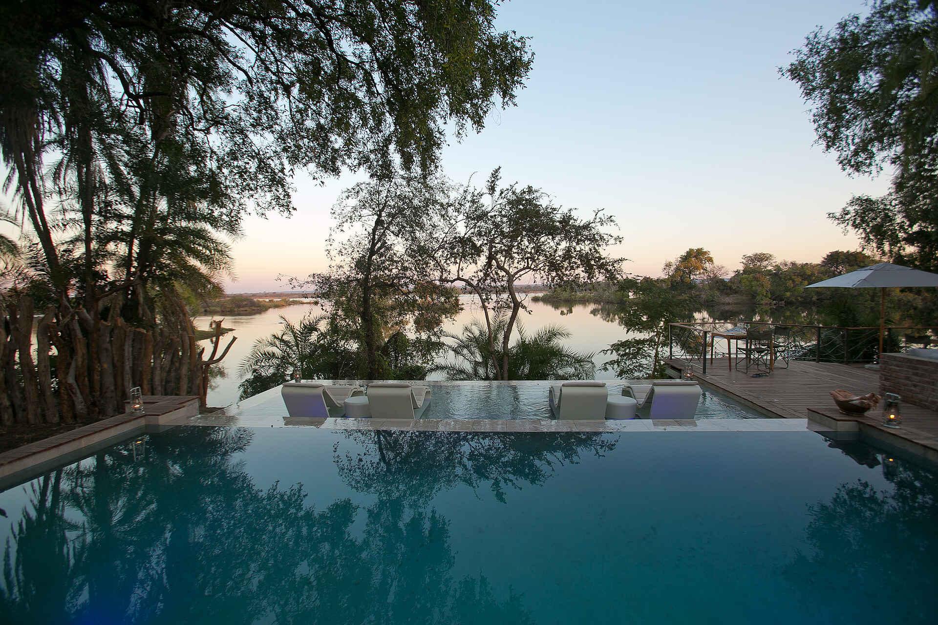 African Bush Camps, Afrikarma Safaris, Afrikarma Safaris - Wildnis. Hautnah., afrikarma.de, Mosi-Oa-Tunya National Park, Sambia, Thorntree, Thorntree River Lodge, Victoria Falls, Zambezi River, Flussblick, Infinity Pool, Liegestuhl, Afrikarma