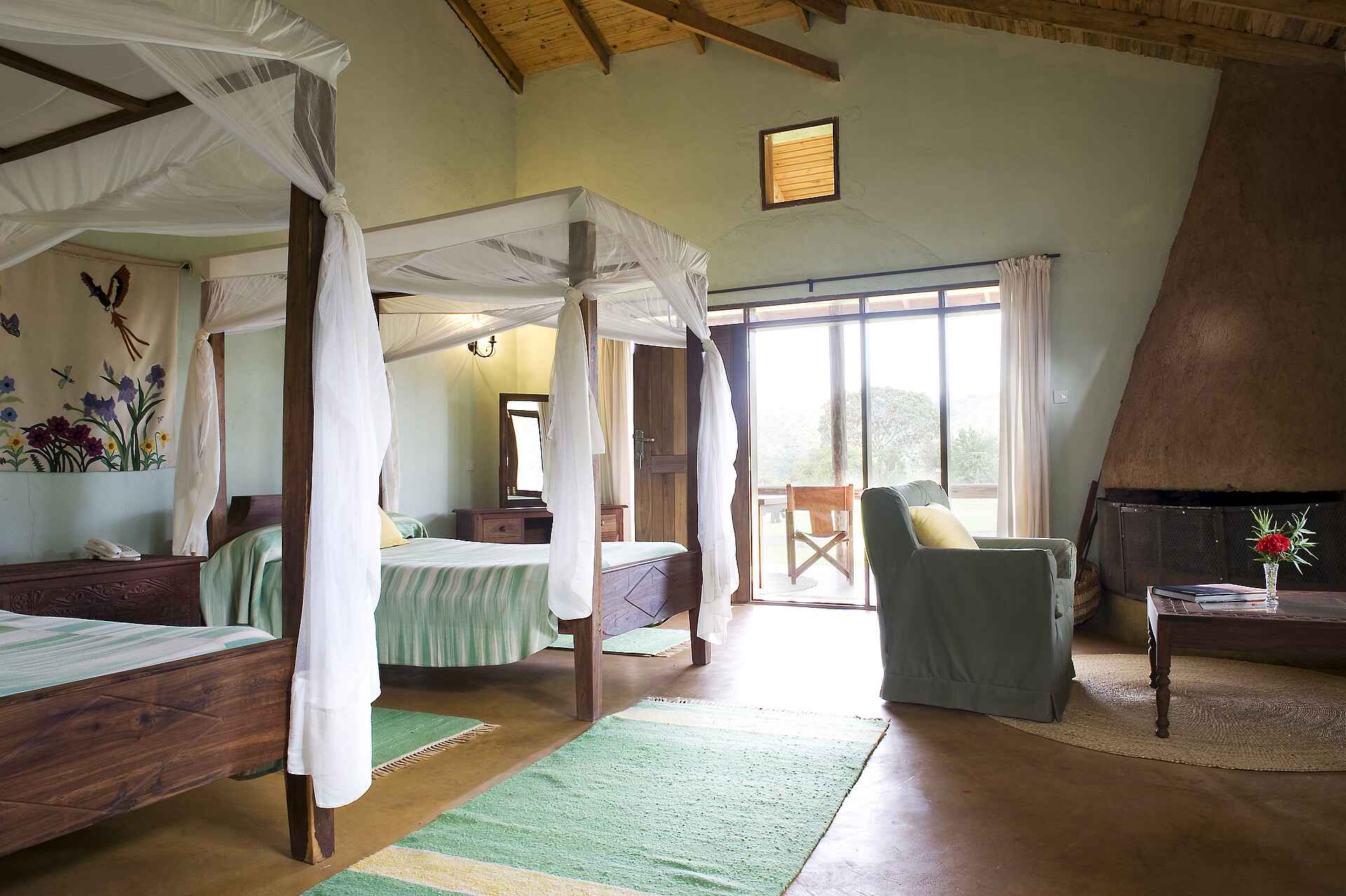 Tloma Lodge: Die Chalets verfügen über einen Kamin und gemütliche Sessel Ngorongoro Conservation Area, Ngorongoro-Krater, Tansania, Tloma Lodge, Einzelbetten, Fensterfront, Himmelbetten, Kamin, Private Veranda, Sessel, Afrikarma, Afrikarma Safaris, Afrikarma Safaris – Wildnis. Hautnah., afrikarma.de
