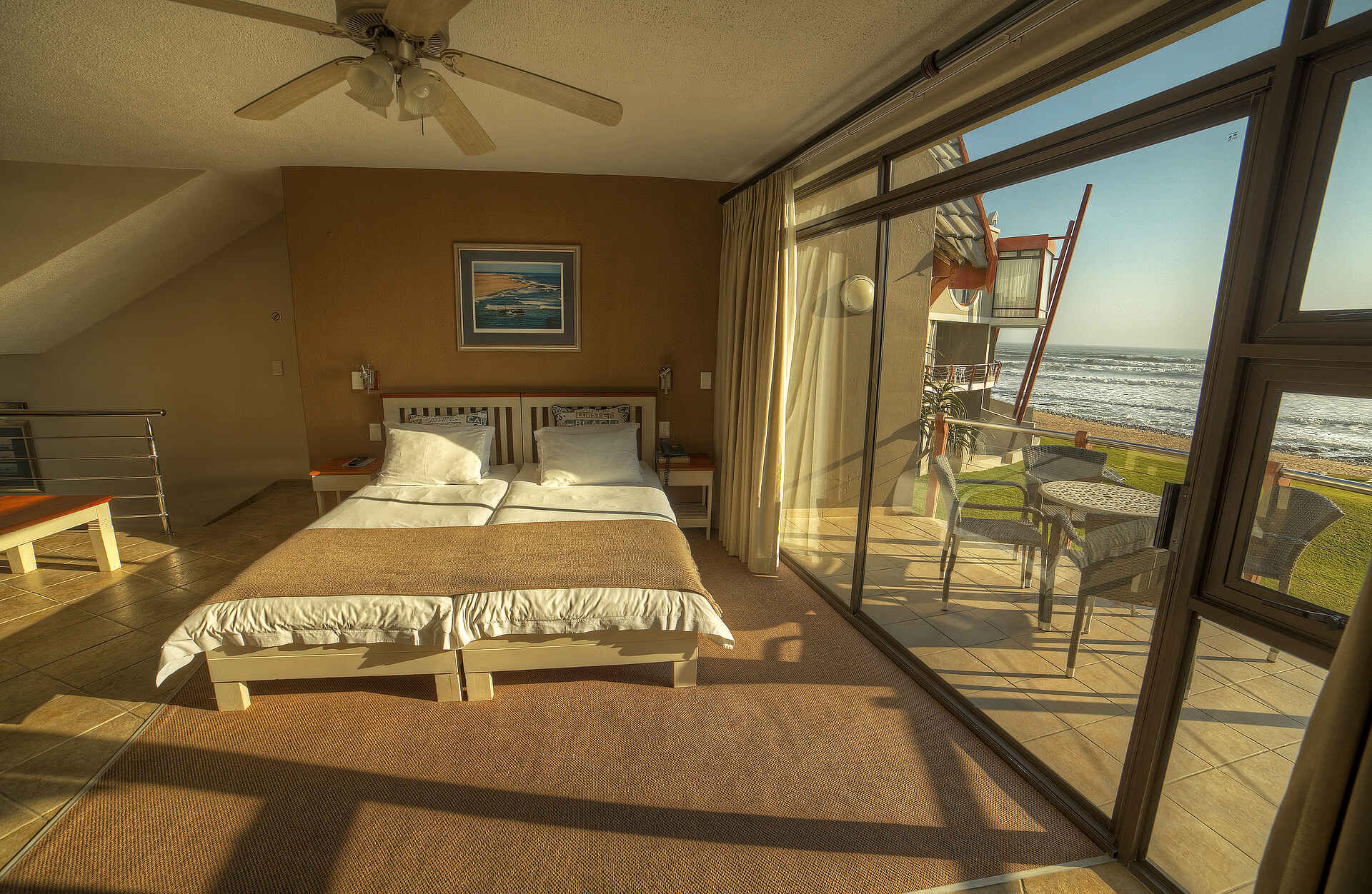 Beach Lodge Swakopmund, Swakopmund, Blick, Doppelbett, Gästezimmer, Strand, Afrikarma, Afrikarma Safaris, Afrikarma Safaris. Wildnis. Hautnah., Afrikarma.de