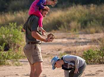 Fitzpatrick’s at Jock: Kinder beim Steinesammeln