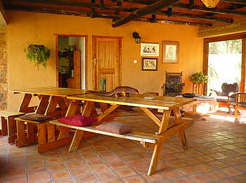 Frog and Fern Cottages: Msasa Cottage - Esstische Frog and Fern Cottages: Msasa Cottage - Esstische