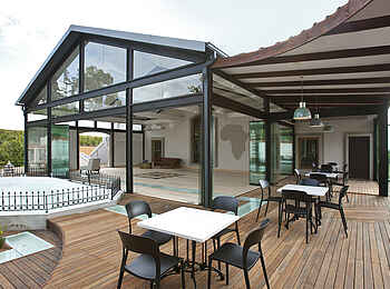 L'Avenir Country Lodge: Außendeck mit Tischen und Stühlen L'Avenir Country Lodge: Außendeck mit Tischen und Stühlen