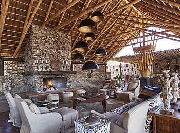 Legendary Mwiba Lodge: Kamin mit Sitzgruppe Legendary Mwiba Lodge: Kamin mit Sitzgruppe