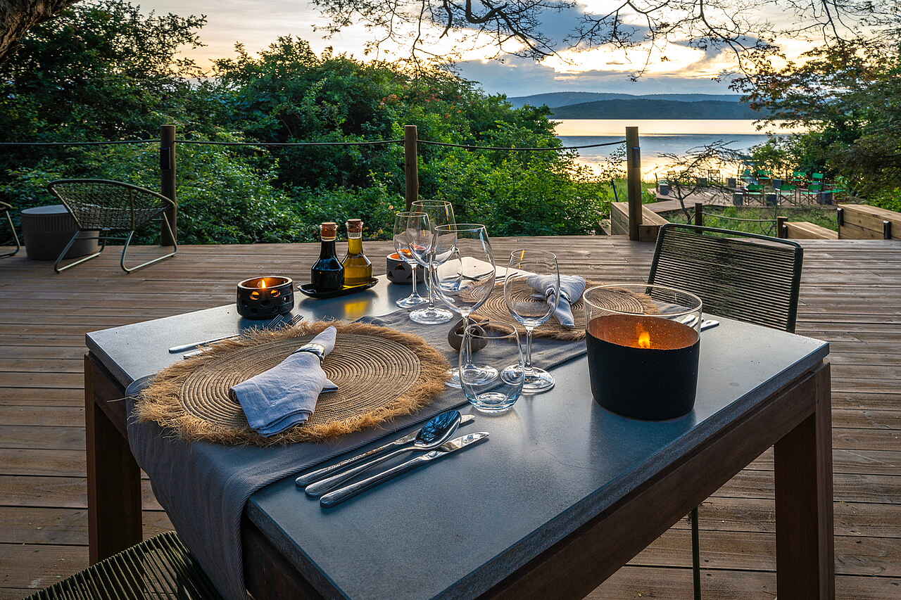 Magashi Camp: Open-Air-Dining Abendessen, Akagera, Akagera Nationalpark, Camp, Deck, Lake Rwanyakazinga, Lodge, Magashi, Restaurant, Ruanda, Rwanda, Rwanyakazinga, Afrikarma, Afrikarma Safaris, Afrikarma Safaris - Wildnis. Hautnah, afrikarma.de